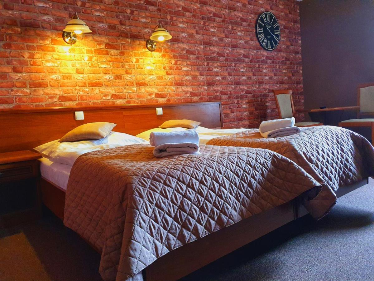Hotel Zamkowy Mlyn Krapkowice Exteriör bild