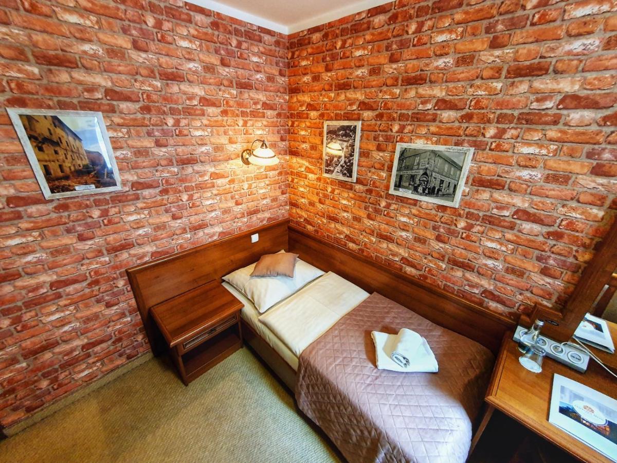 Hotel Zamkowy Mlyn Krapkowice Exteriör bild