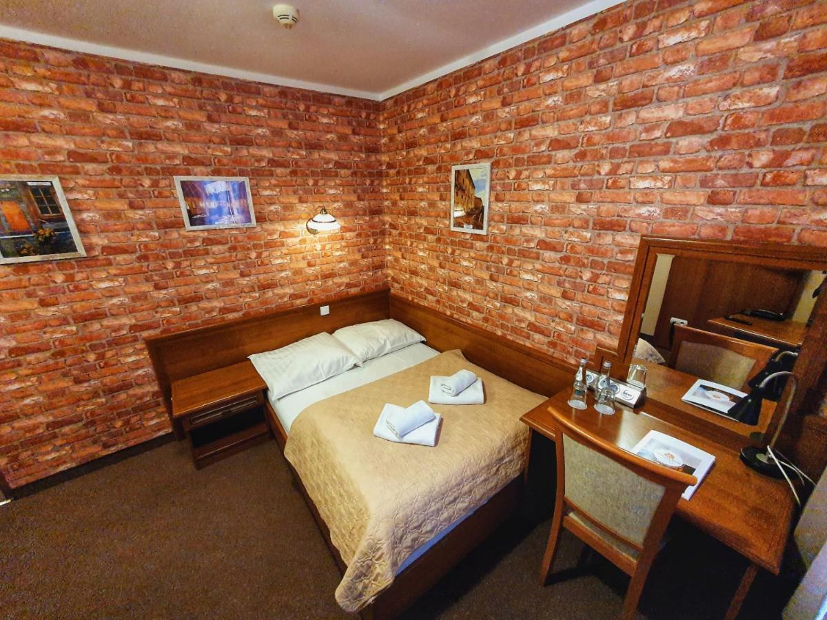 Hotel Zamkowy Mlyn Krapkowice Exteriör bild