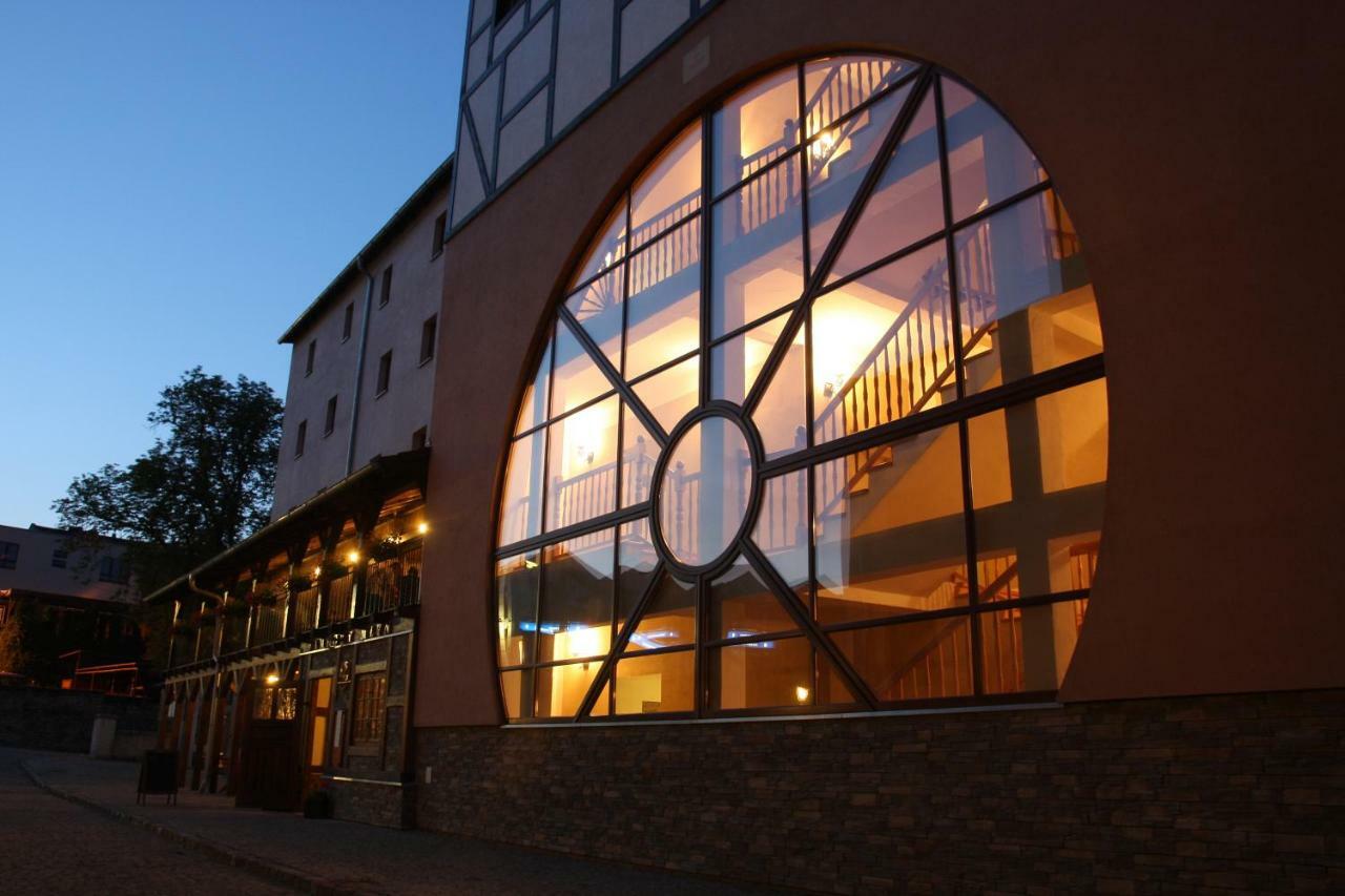 Hotel Zamkowy Mlyn Krapkowice Exteriör bild